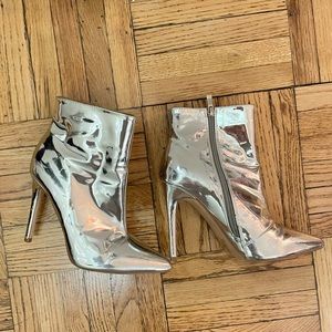 Silver metallic heels (fits size 6.5-7 US*) 🩶